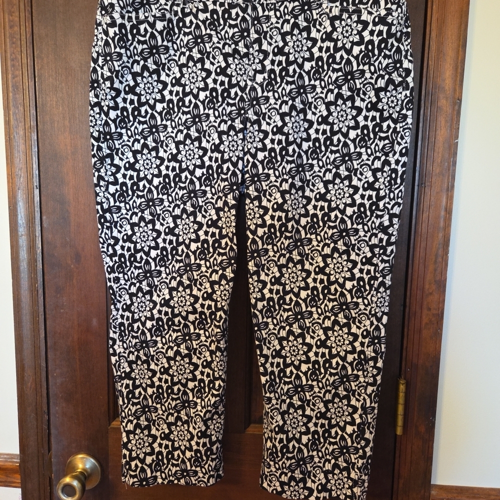 Madison Monochrome Floral Capris